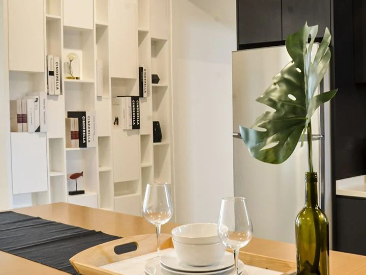 Show unit dining area photograph
