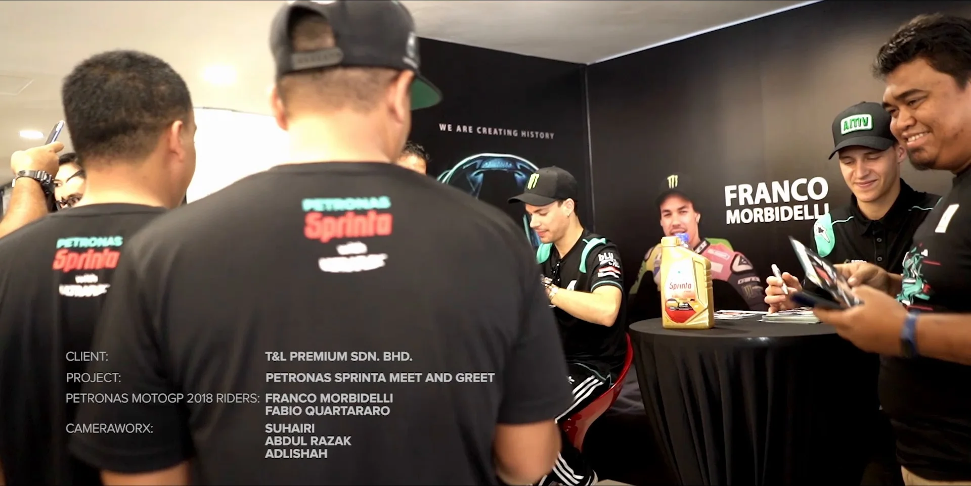 Fans in Sprinta shirts at the signing table